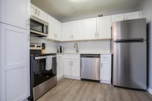 Η κουζίνα ή μικρή κουζίνα στο Landing Apartments - Fort Wayne