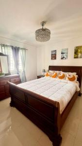 ein großes Schlafzimmer mit einem großen Bett mit weißer Bettwäsche in der Unterkunft Malecón view mar apartment in Colorado