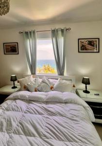 ein Schlafzimmer mit einem großen Bett mit einem großen Fenster in der Unterkunft Malecón view mar apartment in Colorado