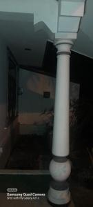 een witte kolom in het midden van een gebouw bij Lankadays in Negombo