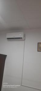 een wit plafond met een ventilator in een kamer bij Lankadays in Negombo