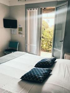 Postel nebo postele na pokoji v ubytování Auberge Des Pins