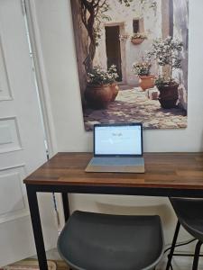 TV/trung tâm giải trí tại Digital Nomad Friendly,7 Min to Itaewon,8 Guest House,Hanbok , Han River Ramen Experience ,Private Terrace, Long-Stay Welcome