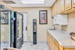 una cucina con un bancone e un distributore automatico di Daytona Seagull's Nest Harbour Beach 608 a Seabreeze