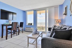 een woonkamer met een bank en een tafel bij Daytona Harbour Beach Resort 213 in Seabreeze