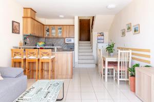 eine Küche und ein Wohnzimmer mit Sofa und Tisch in der Unterkunft Harmony Hills Tomovi Casa 16 in Rogachevo