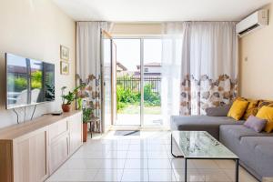 ein Wohnzimmer mit Sofa und Tisch in der Unterkunft Harmony Hills Tomovi Casa 16 in Rogachevo