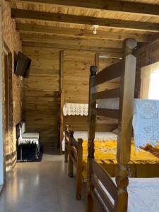 een slaapkamer met een stapelbed in een hut bij Morada do Sol Petar in Iporanga