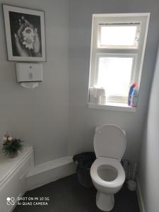 Koupelna v ubytování Sussex Lodge Contractors House