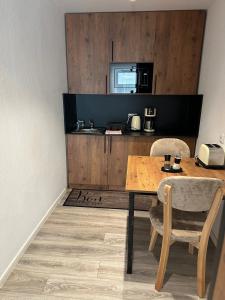 Un comedor con una mesa y una cocina. en Apartmenthaus Zeuthen, en Zeuthen 24 fotos más