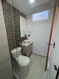 un baño con inodoro y lavabo en Sabaneta Parque, Wifi,Excelente vista ,Central, en Sabaneta