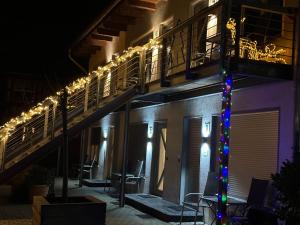 un edificio con una escalera con luces de Navidad en él en Apartmenthaus Zeuthen, en Zeuthen