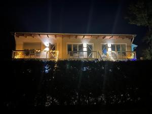 una casa iluminada por la noche con luces en Apartmenthaus Zeuthen, en Zeuthen