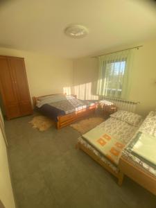 een slaapkamer met twee bedden en een raam bij Kapacówka in Zakopane