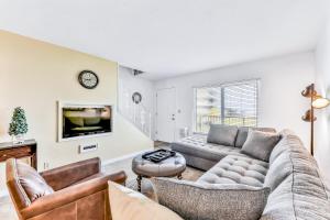 een woonkamer met een bank en een tv bij Daytona Atlantico 32 in Ortona