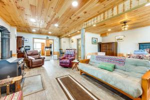 un soggiorno con divano e camino di Panoramic Upstate Views Tranquil Home on 70 Acres a Prattsburg