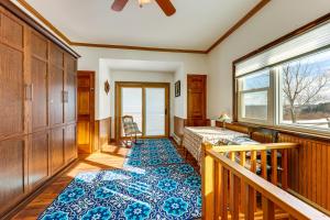 una camera da letto con due letti e un balcone di Panoramic Upstate Views Tranquil Home on 70 Acres a Prattsburg