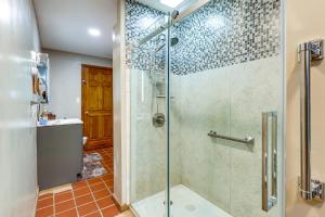 un bagno con doccia con porta in vetro di Panoramic Upstate Views Tranquil Home on 70 Acres a Prattsburg Altre 32 foto