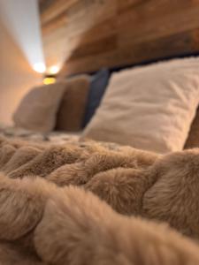 een bed met een bruin dekbed en kussens bij Zeile Zwei - Kloster Zinna in Jüterbog +9 foto's