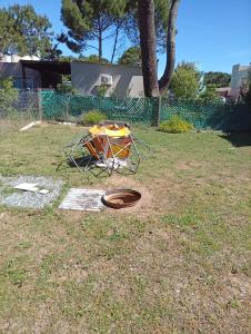 een frisbeegolfring in een tuin bij Abadejo in Pinamar