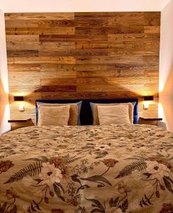 een slaapkamer met een bed met een houten muur bij Zeile Zwei - Kloster Zinna in Jüterbog