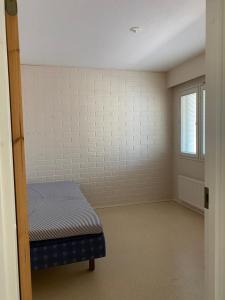 a empty room with a bed and a window at Loft house Karihaara in Kemi +1 photo