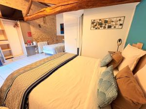 レ・ゼペスにあるAu Petit Bignonの部屋の中に大きなベッドがある寝室