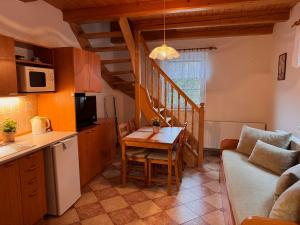 カールスボリにあるChata Eliškaのテーブル付きのキッチンとソファ付きの小さなキッチン