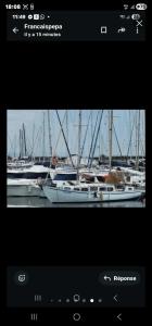 een tv-scherm met een groep boten in een haven bij La Pepa in Valencia +7 foto's