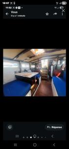 een foto van een kamer met twee bedden bij La Pepa in Valencia