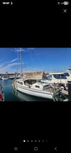 een witte boot is aangemeerd in het water bij La Pepa in Valencia