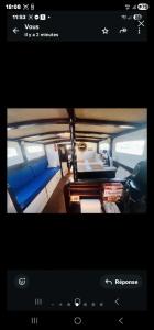 een screenshot van een tv-scherm met een bank in een busje bij La Pepa in Valencia