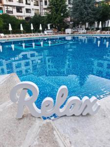 ein Schwimmbad mit dem Wort Roria davor in der Unterkunft Harmony Hills Tomovi Casa 16 in Rogachevo