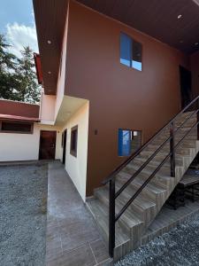 una escalera que conduce a una casa con techo en CASACAMPO Inn, en Ibarra