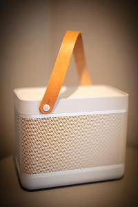 een witte koelbox met een bruin lint eraan bij Dunvegan Castle Rose Valley Cottage in Dunvegan