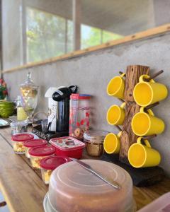 een aanrecht met wat eten op tafel bij Morada do Sol Petar in Iporanga +4 foto's