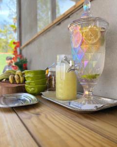 een tafel met een glazen pot limonade en een kaars bij Morada do Sol Petar in Iporanga