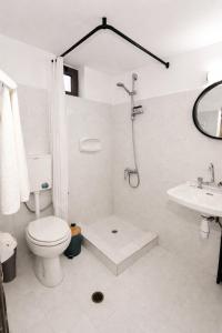 ein weißes Badezimmer mit Toilette und Waschbecken in der Unterkunft Lefka Ori - Agia Galini in Agia Galini + 42 Fotos