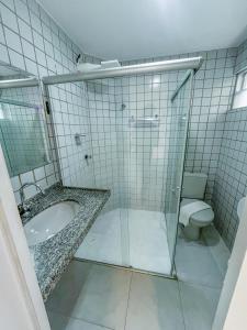 ein Badezimmer mit Waschbecken und Toilette in der Unterkunft Caruaru Pallace Hotel in Caruaru