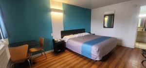 En eller flere senge i et værelse på Trade Wind Motel Jacksonville TX US 69 + 20 billeder