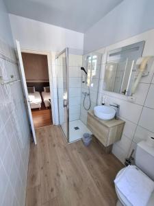 Phòng tắm tại Hotel Le Coureau +26 ảnh