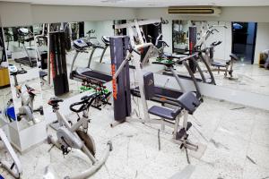 um ginásio com várias bicicletas de exercício numa sala em JVA Fenix Hotel em Uberlândia