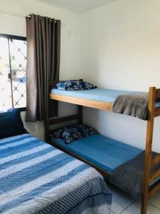 een kamer met twee stapelbedden en een raam bij Pensionato Marlu I in Balneário Camboriú