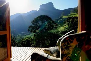 una finestra con vista sulle montagne di Casa Baú’au Vista Única Conforto em Familia a São Bento do Sapucaí