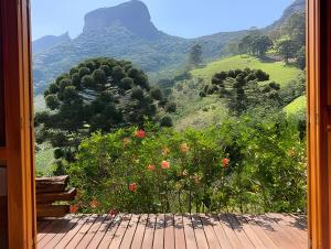 una porta aperta sulla vista di una montagna di Casa Baú’au Vista Única Conforto em Familia a São Bento do Sapucaí