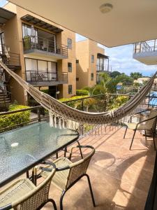 balcón con hamaca, mesa y sillas en Apartamento Privado de 2 o 3 habitaciones en Condominio Campestre, en La Tebaida