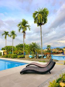 Bazén v ubytování Apartamentos PRIVADOS 2 - 3 Habitaciones 4 Piscinas, 3 Jacuzzi, Sauna Cerca Aeropuerto Eden y Parque del Cafe By Molca Travel nebo v jeho okolí