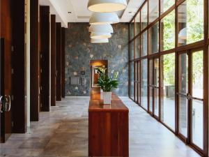 un pasillo con ventanas grandes y una maceta en Mercure Iguazu Hotel Iru, en Puerto Iguazú 100 fotos más