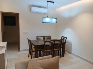 ein Esszimmer mit Tisch und Stühlen in der Unterkunft Residence Helice in Kinshasa