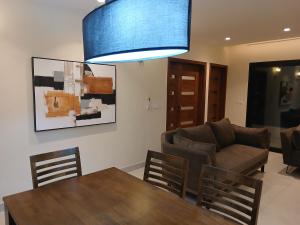 ein Wohnzimmer mit einem Tisch und einem Sofa in der Unterkunft Residence Helice in Kinshasa + 2 Fotos